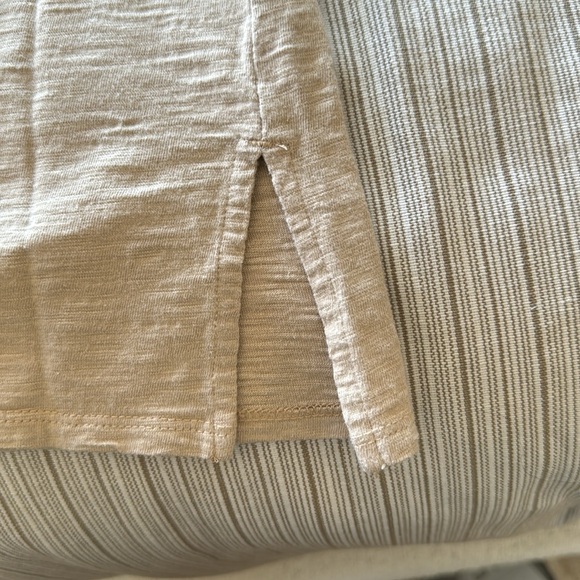 Chicos V-neck T-shirt, tan size one petite - Picture 3 of 4